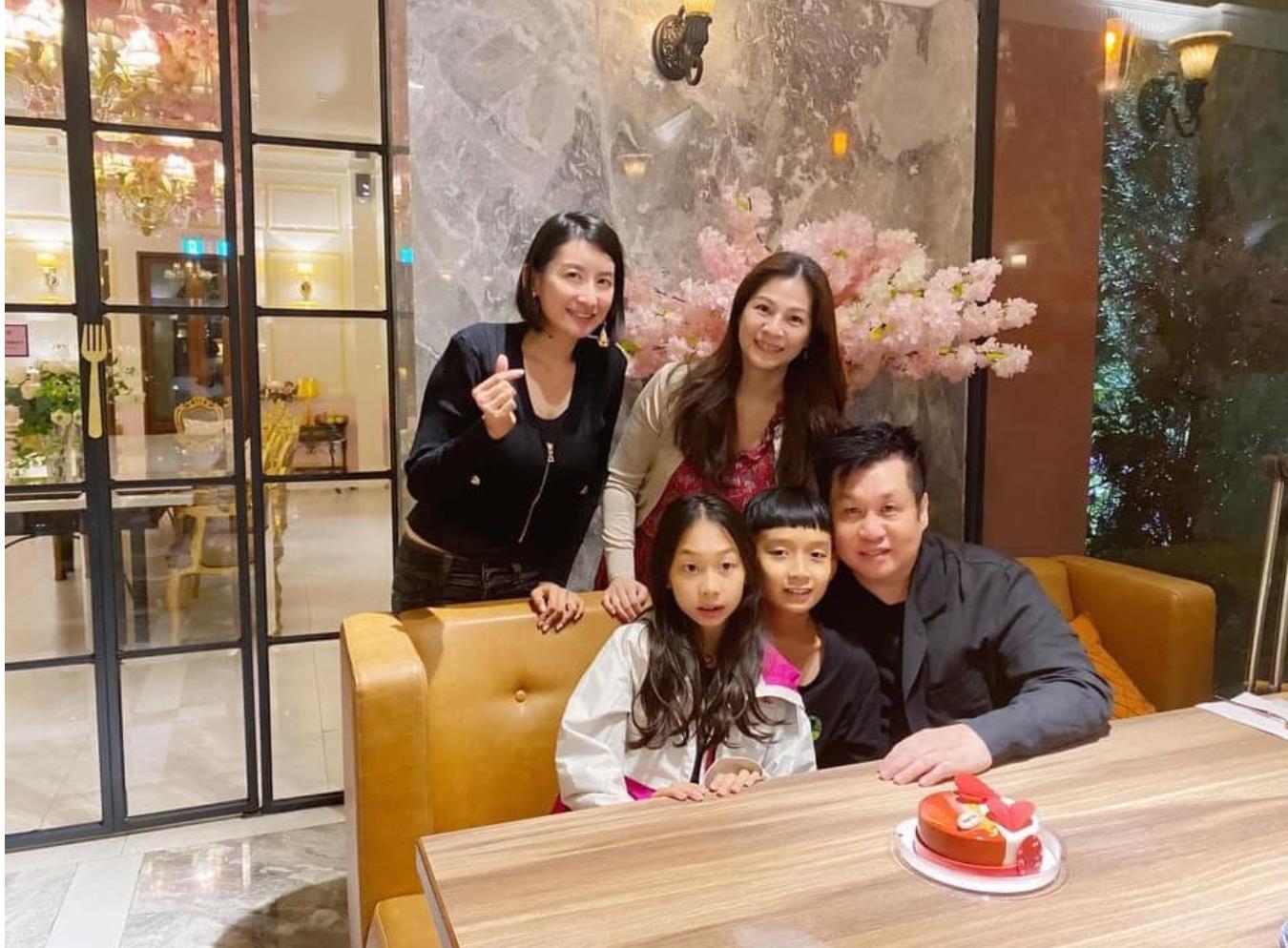 星星点灯主唱郑智化的妻子罕见露面,结婚22年后60岁的老郑