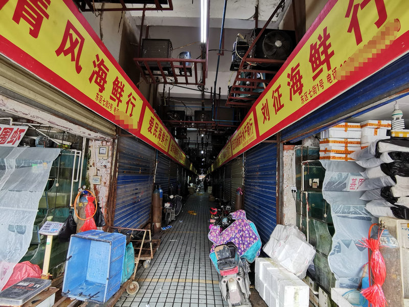 武汉华南海鲜市场老板怎么判的?媒体重回当地依然挡板封市
