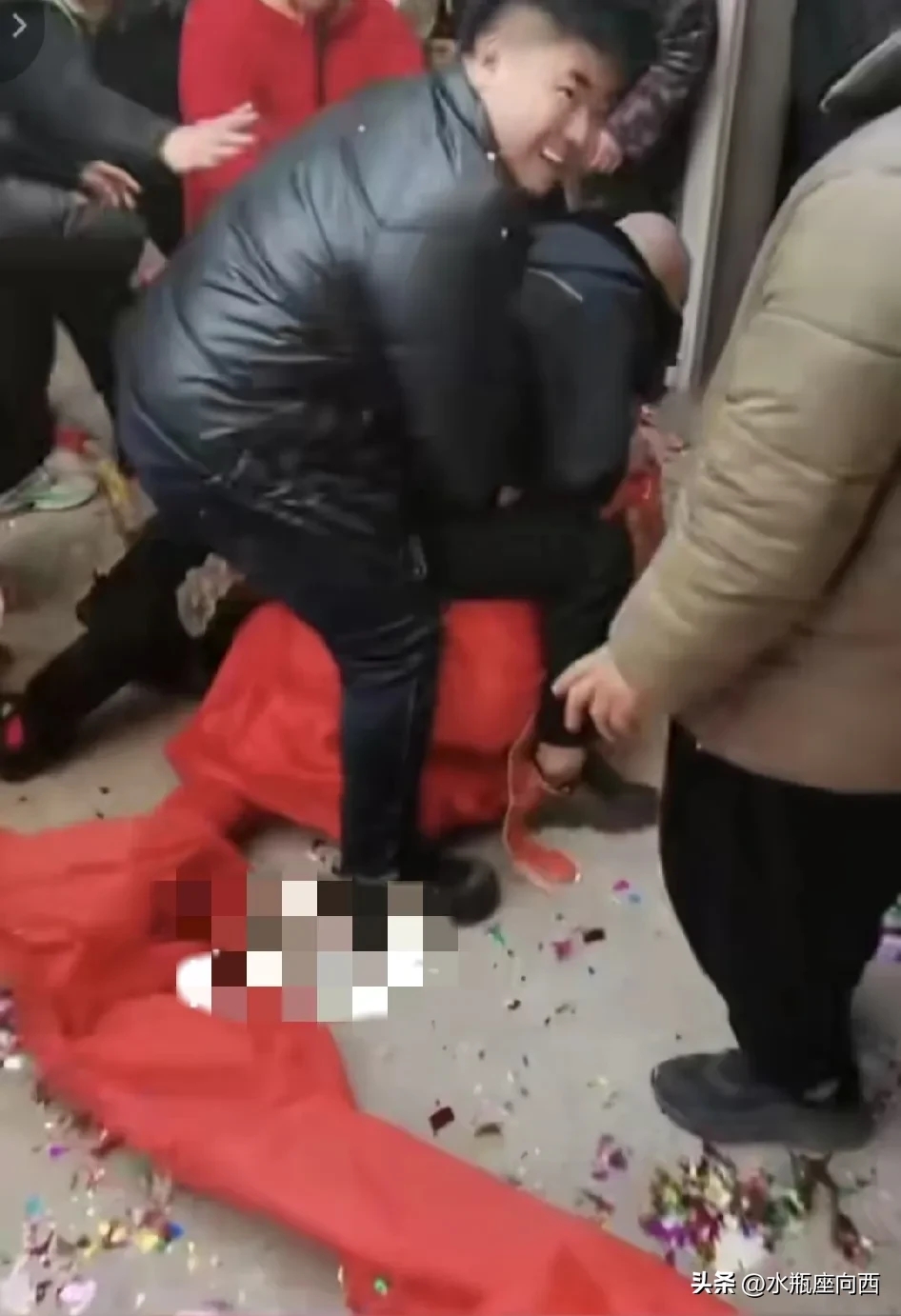 人性的丑陋和恶心.农村新娘被数人婚闹叠罗汉.头上喷满泡沫