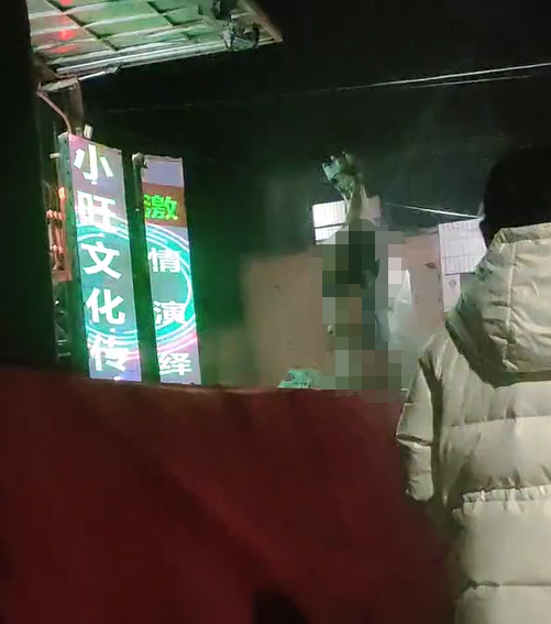 官方回应农村歌舞团很混乱呀,女的衣着暴露低俗表演很讨厌