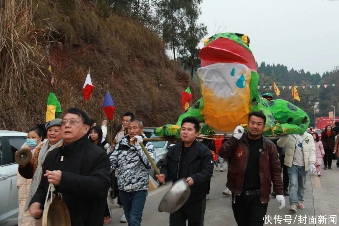 四川万人点燃蛴蟆灯真是壮观啊,是什么让元宵节这么多规矩