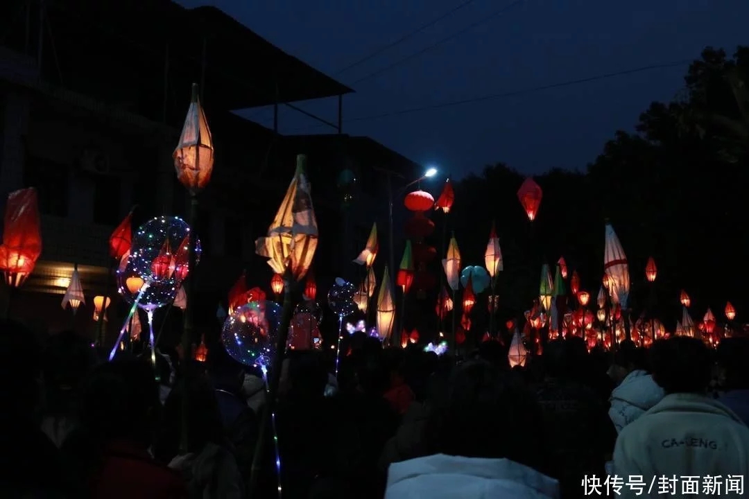 四川万人点燃蛴蟆灯真是壮观啊,是什么让元宵节这么多规矩
