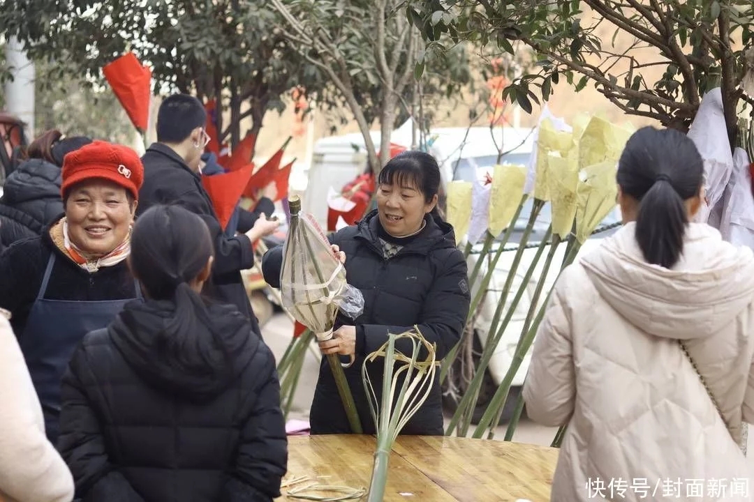 四川万人点燃蛴蟆灯真是壮观啊,是什么让元宵节这么多规矩