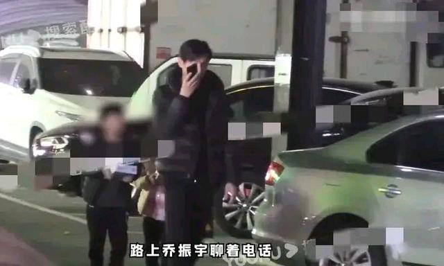 乔振宇带着孩子在停车场被拍随地扔烟头.网友们评论火了