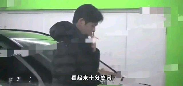 乔振宇带着孩子在停车场被拍随地扔烟头.网友们评论火了