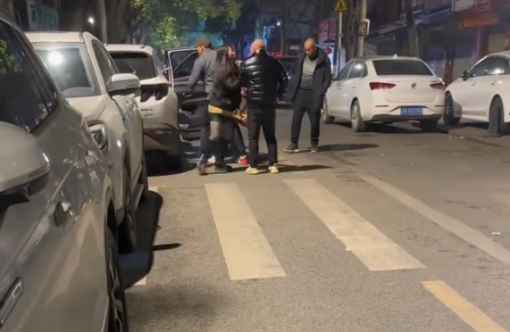 情人节这天女子出轨被老公发现后,没地方出气跑到街头打架