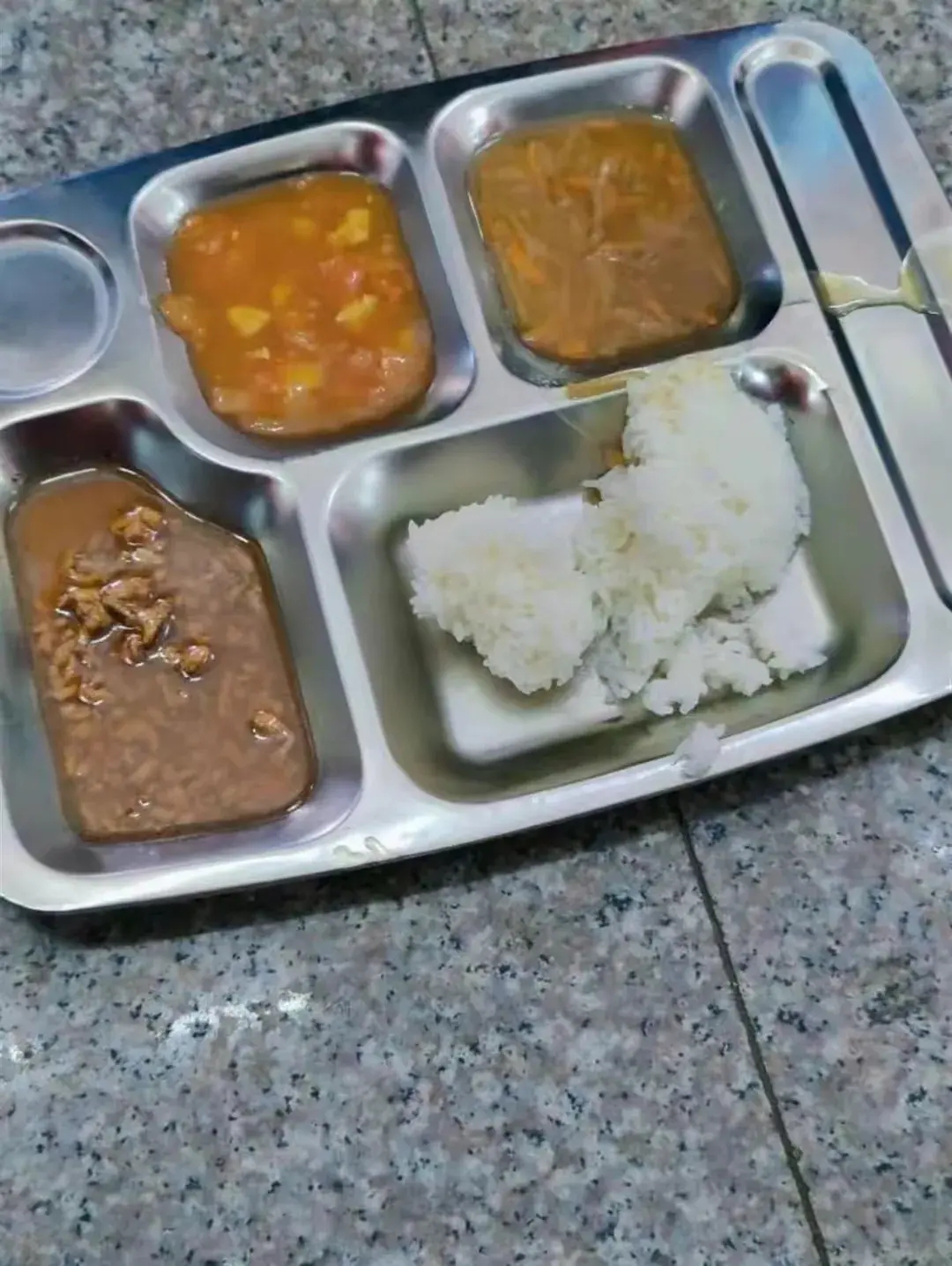 辽宁一高中被学生和家长曝光午餐.清汤寡水白饭怎么长身体