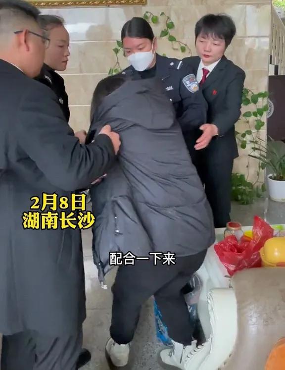 中国的老赖已遍布全国.长沙女子住大别墅欠5000元不还成流氓