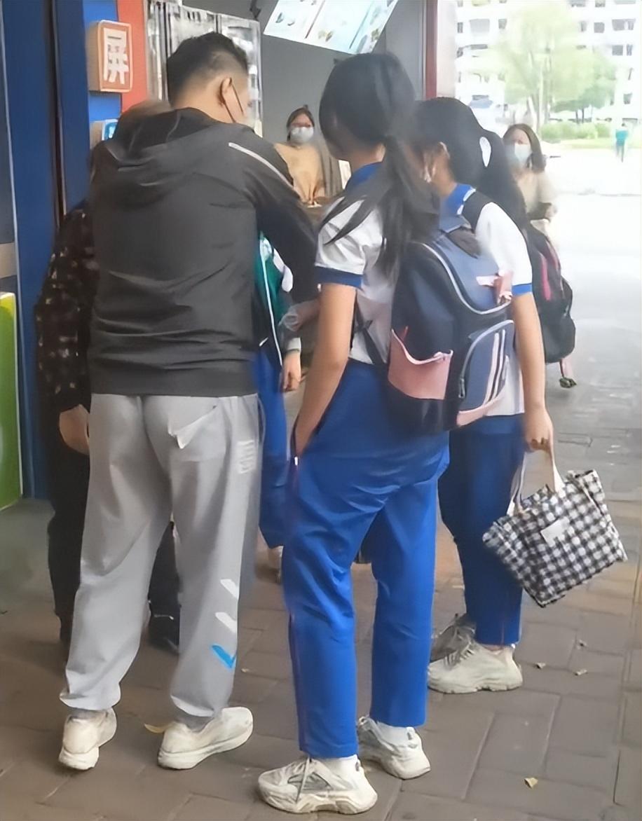 老人在路边捡到200元钱不愿归还.女孩崩溃下跪求还给她