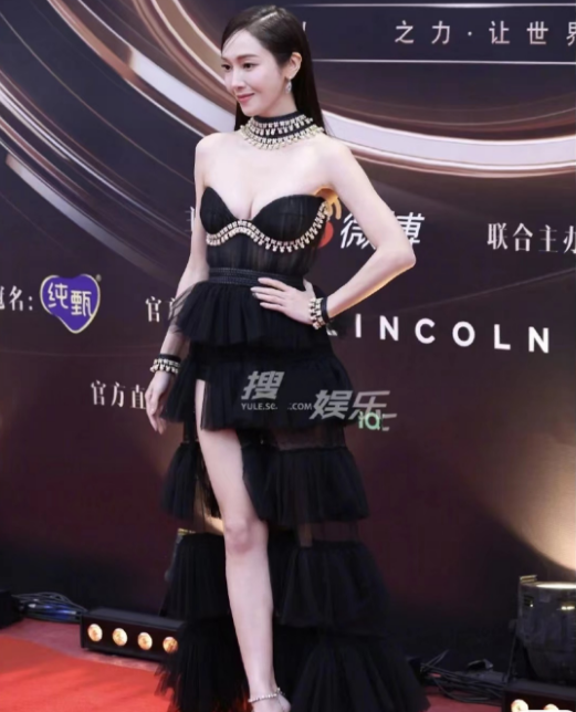 微博之夜不能转播,女星走红毯堪比盘丝洞.造型露骨太好看