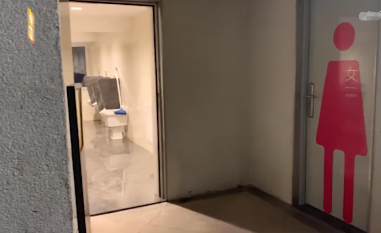河北一公厕内装监控且明确表示不会侵犯隐私.不理解很震撼