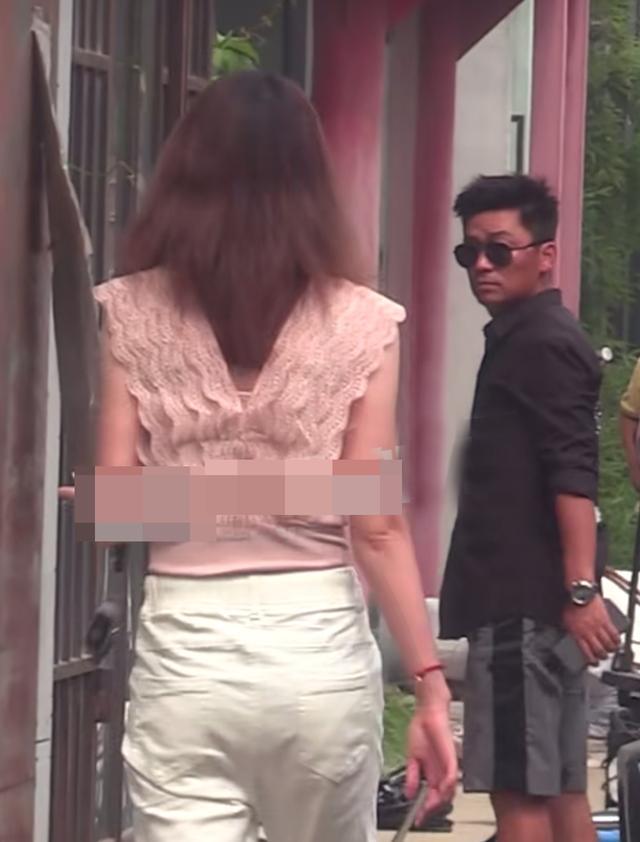 王宝强带儿子和冯清同游香港很开心.王子豪长相到底像谁呢?