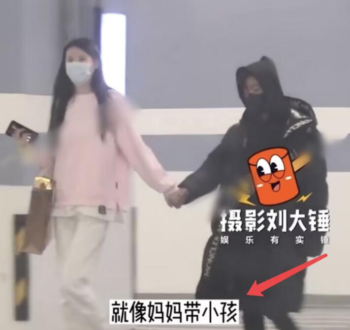 王宝强带儿子和冯清同游香港很开心.王子豪长相到底像谁呢?