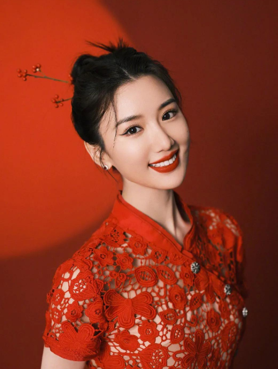 毛晓彤玩性感明明是一马平川.却非要露点什么好尴尬哟