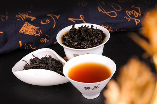 很多人喜欢喝的大红袍是属于红茶类吗？