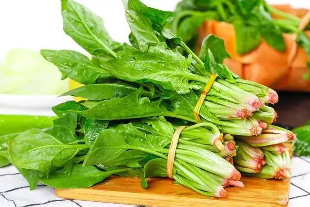 辨别菠菜涩不涩口的方法，一口吃出新鲜好滋味！