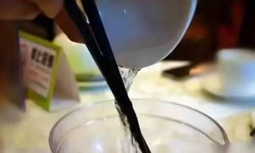 在餐厅吃饭时用开水烫碗和筷子,能起到消毒的作用吗？