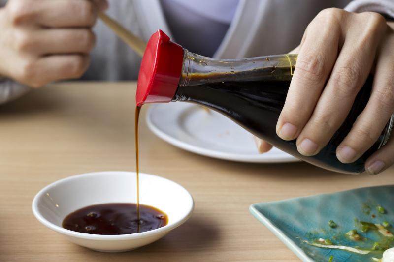 脸上的痘印和身上受伤的情况下,吃了酱油就会让伤疤会变黑?
