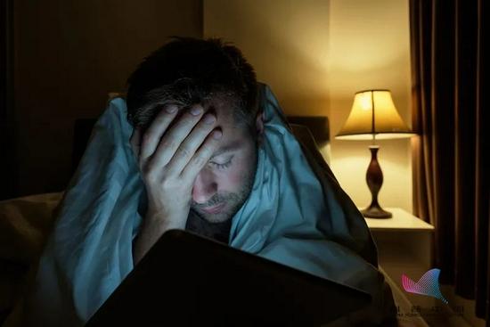 为什么人在夜晚的时候容易做冲动的决定:大脑背后的真相