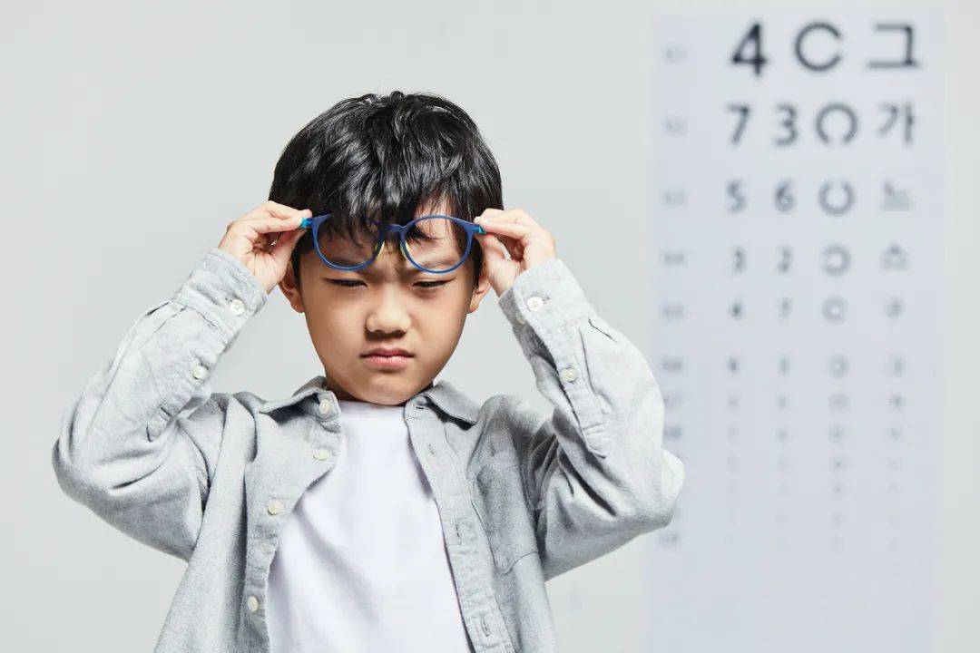小孩子得了近视眼后,真的可以从800度降到100度吗?