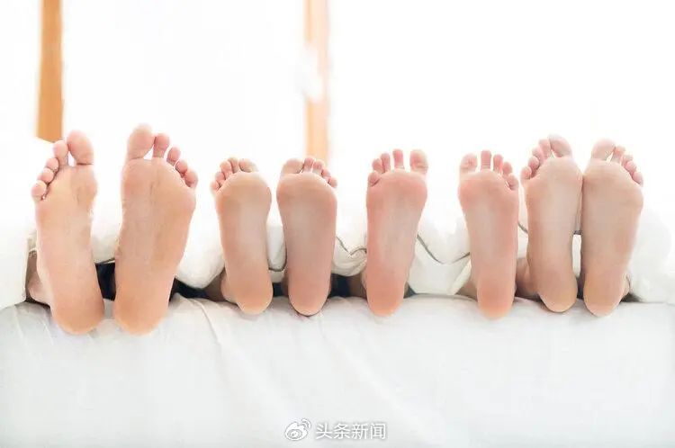 夏日睡眠请务必盖好双脚:这2类人不建议睡觉时把脚露外面