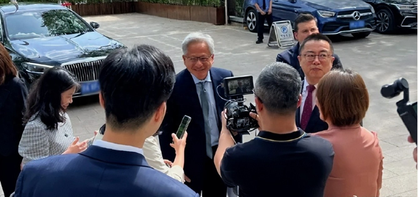 黄仁勋访华背后：英伟达遭美出口管制重创，股价大跌