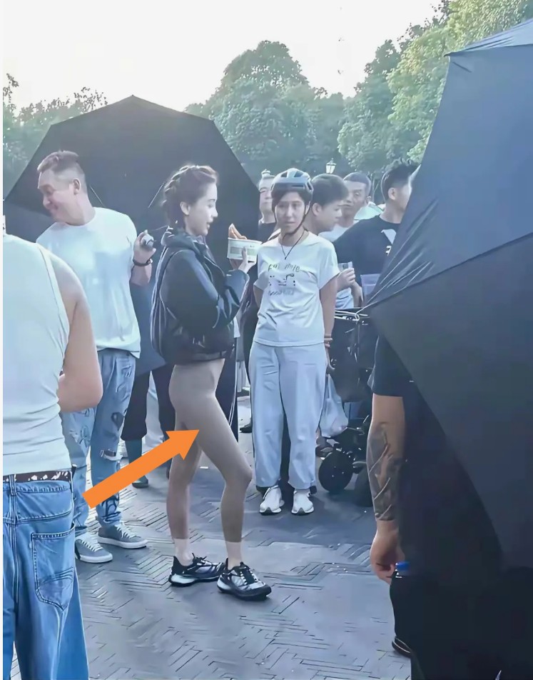 惊！杨颖紧身裤造型杀疯了，这身材是来“凡尔赛”的吧