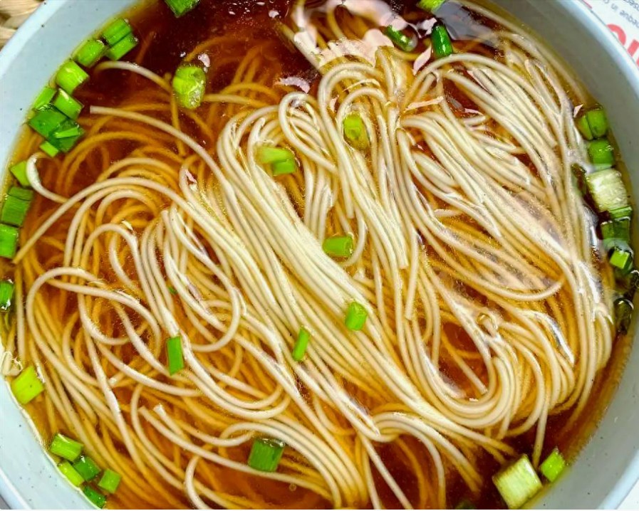 阳春面凭啥成“面食界终极BOSS”？这碗清汤光面藏着大秘密