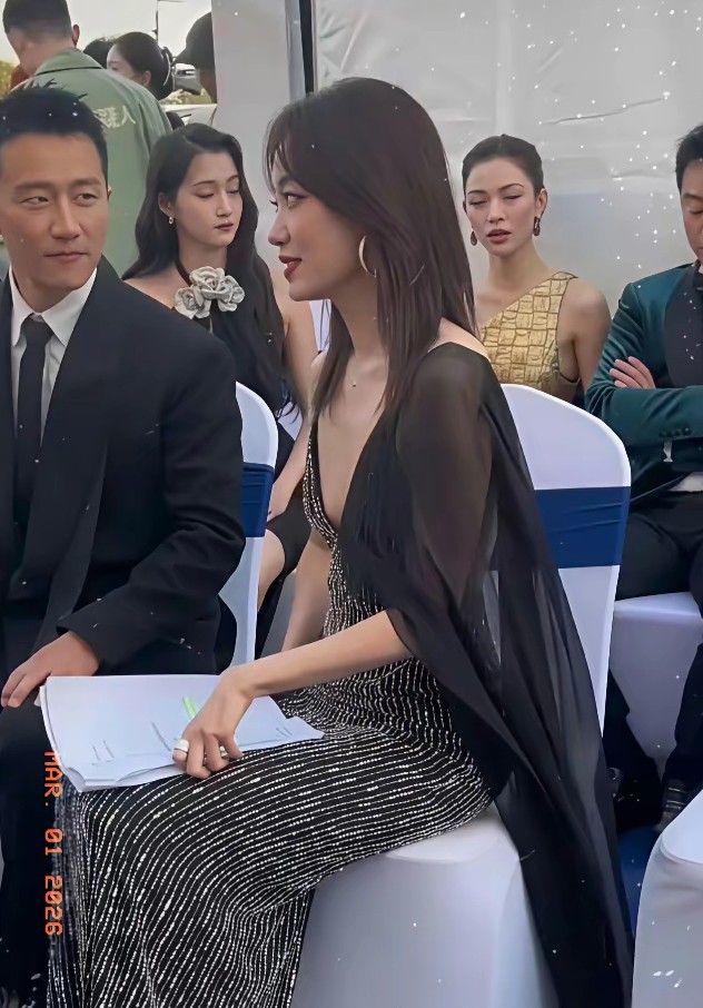张小斐低胸衫亮相活动，胸小也敢“放飞自我”超飒