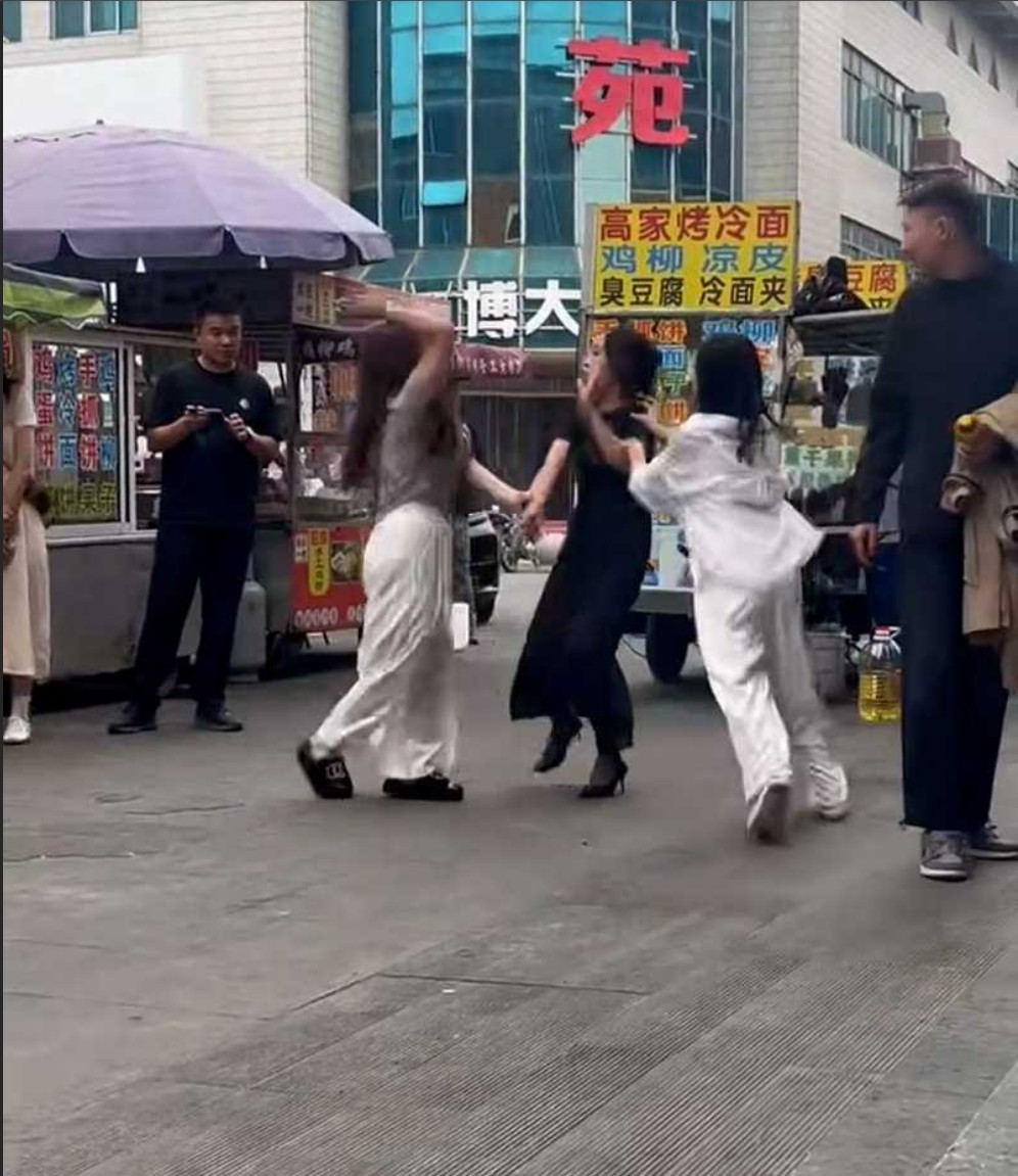 熊岳城火车站，黑丝高跟鞋，正妻一打二，宫斗大戏