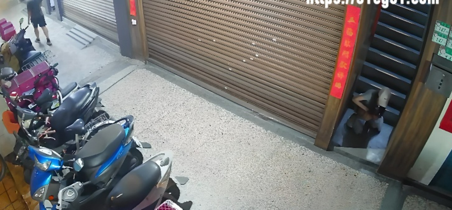 小仙女楼梯口拉翔，监控拍下，外表清纯行为却如此下流