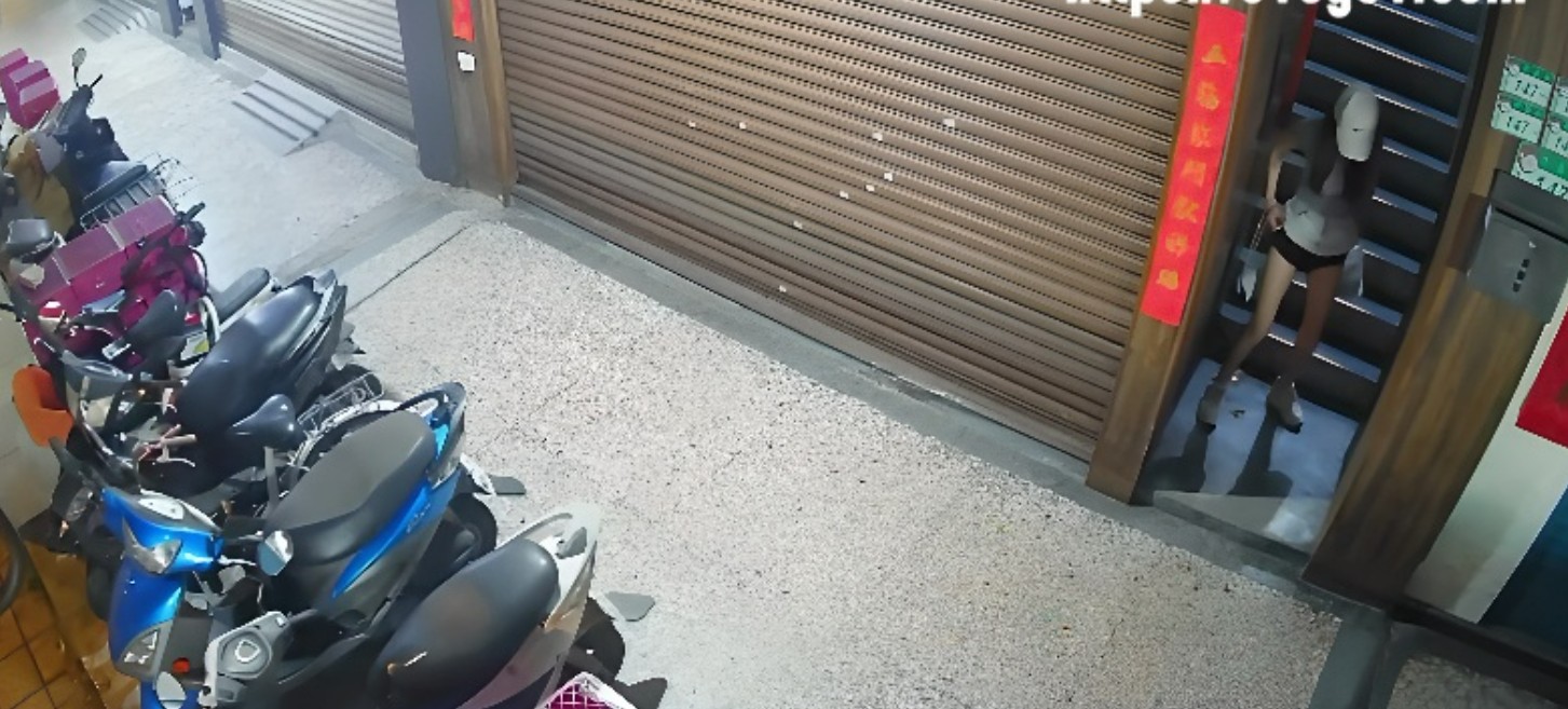 小仙女楼梯口拉翔，监控拍下，外表清纯行为却如此下流