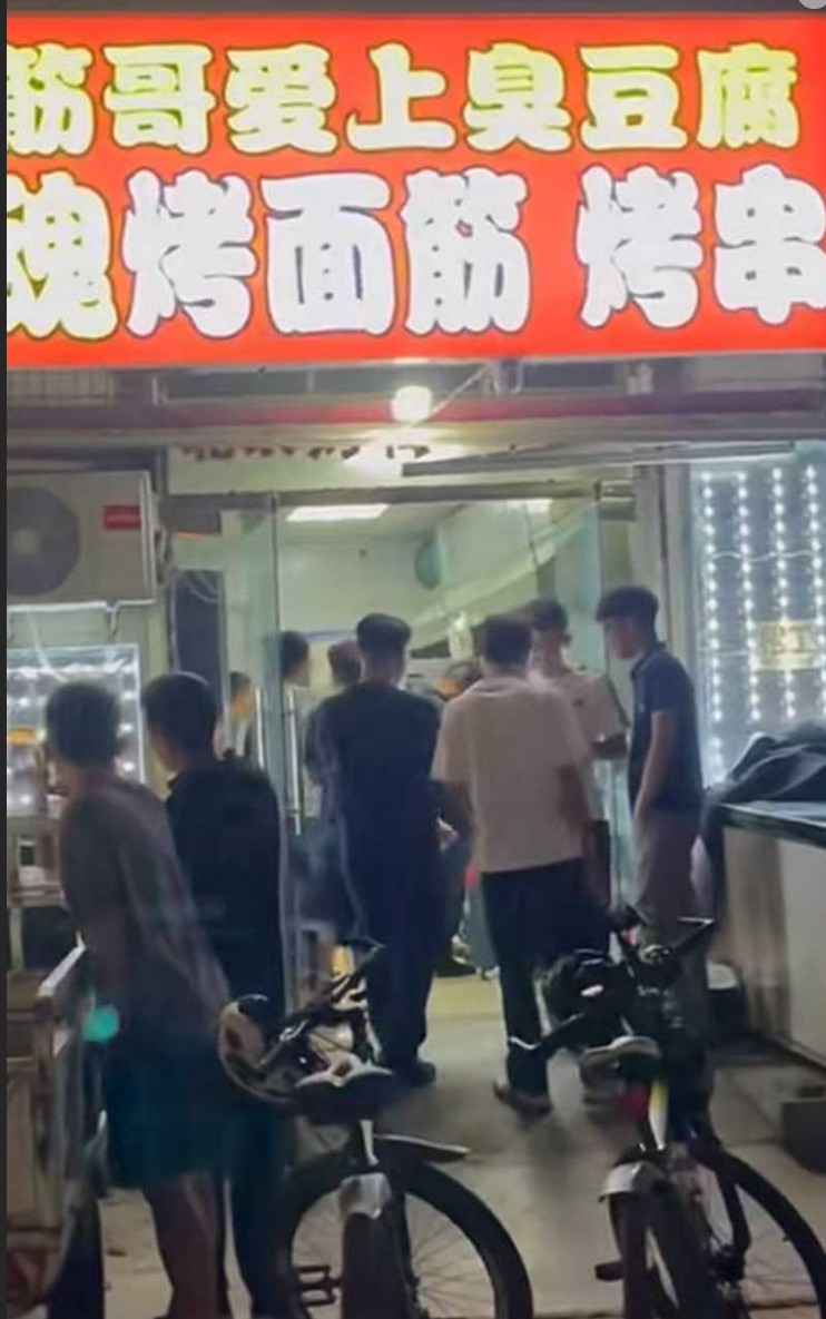 安平"面筋哥"直播间拉媳妇丈母娘一起“爱宠营业”✅2小时